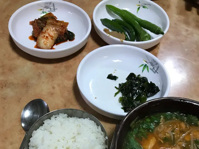 정갈하게 차려진 밑반찬