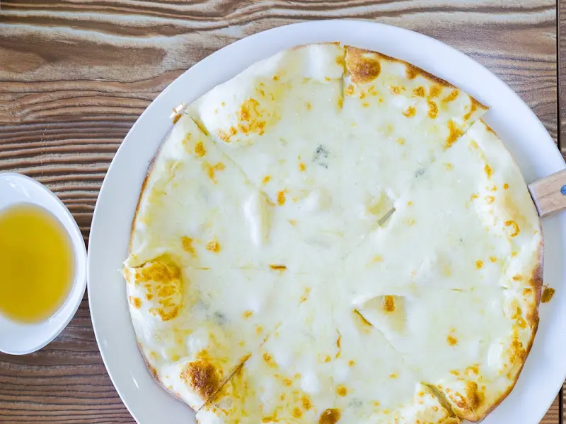 꿀이 곁들여진 피자