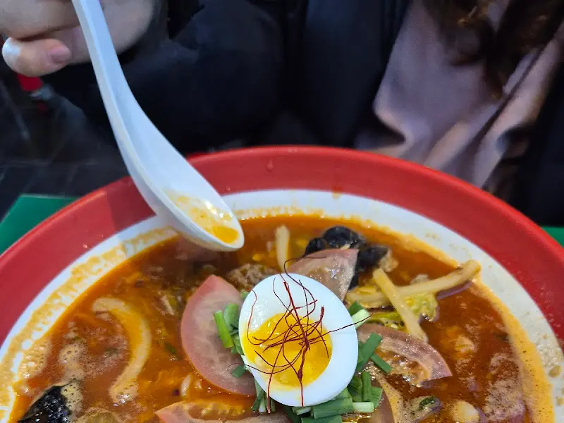 다양한 재료가 조화롭게 어우러진 짬뽕