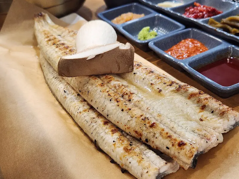 초벌된 장어와 곁들여 먹을 버섯