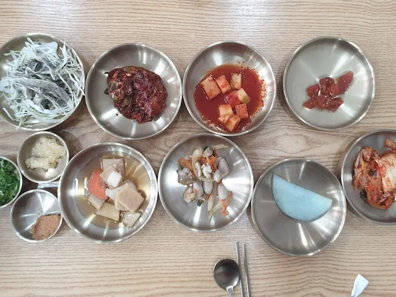 다양한 놋그릇에 담긴 정갈한 밑반찬들