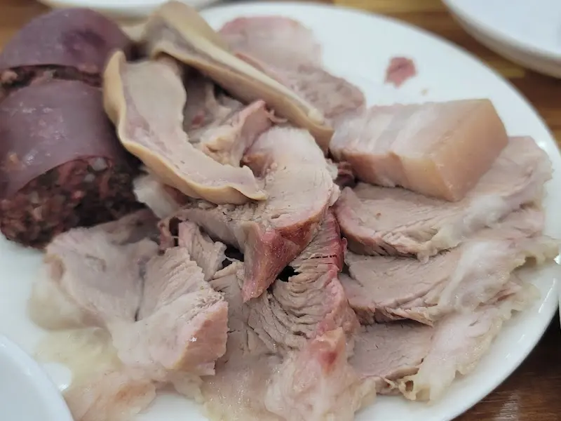 윤기가 자르르 흐르는 수육