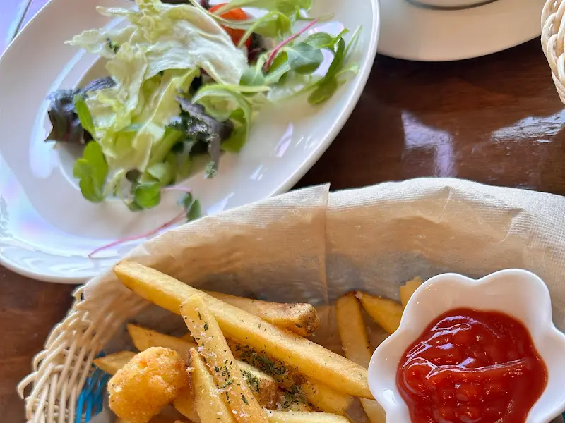 샐러드와 감자튀김