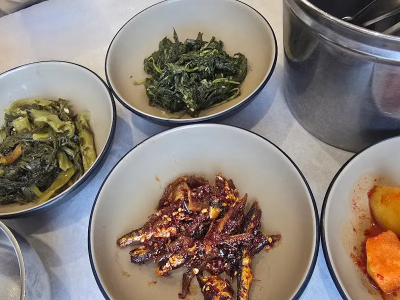 다양한 밑반찬들