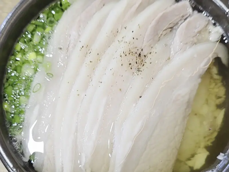 돼지곰탕 속 푸짐한 수육