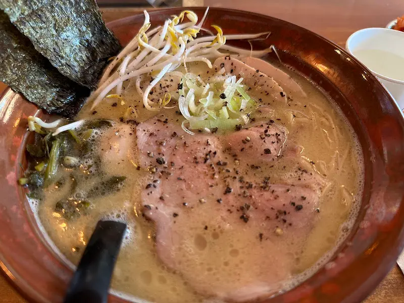 면발을 들어올린 라멘