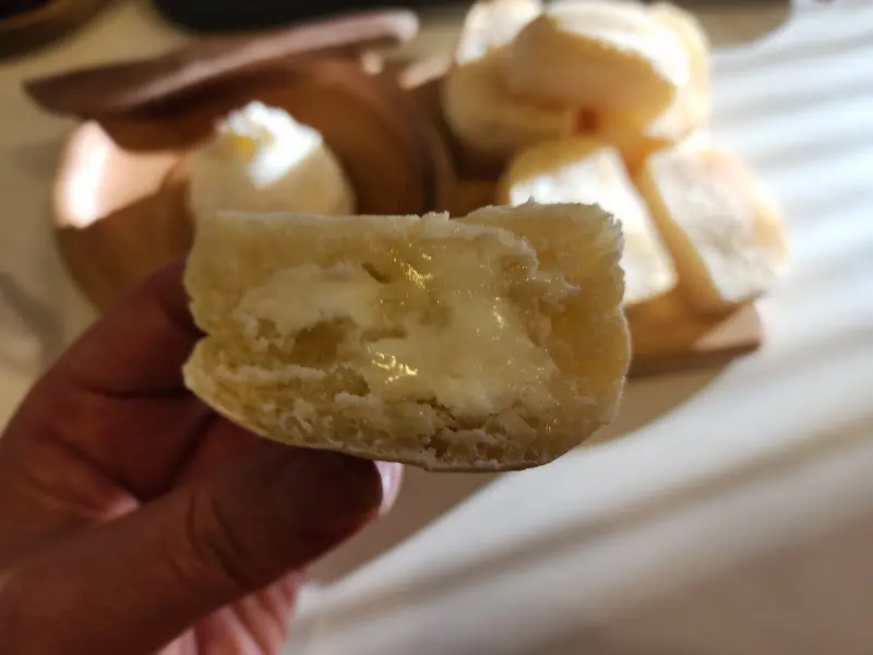 카이막을 빵에 발라 먹는 모습