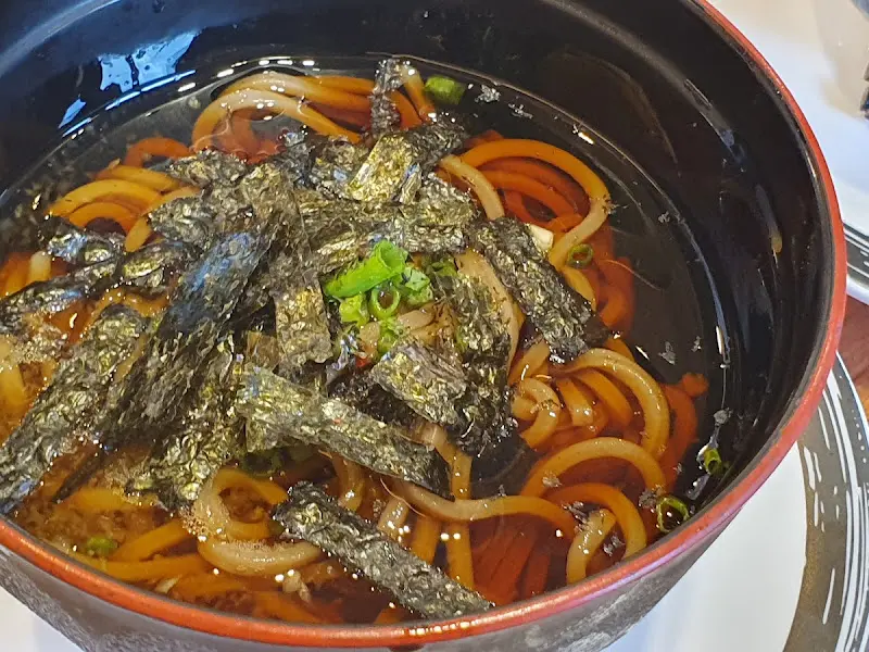 초밥과 환상적인 궁합을 자랑하는 우동