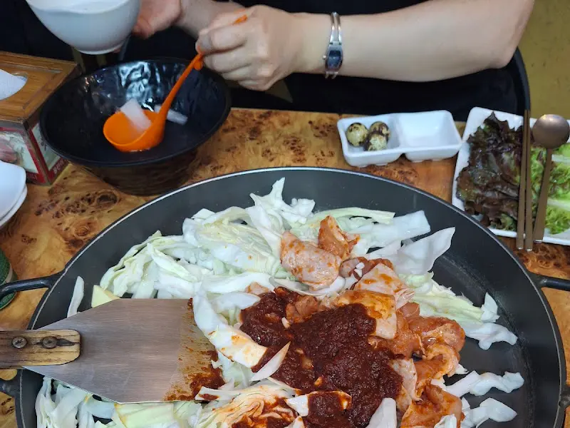 닭갈비와 곁들임 반찬