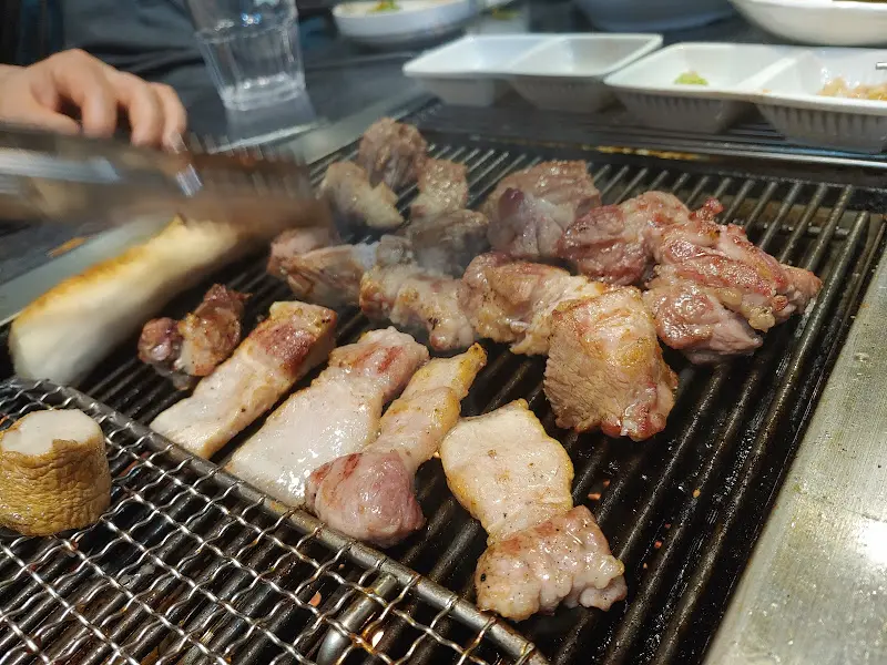 불판 위에서 맛있게 익어가는 고기