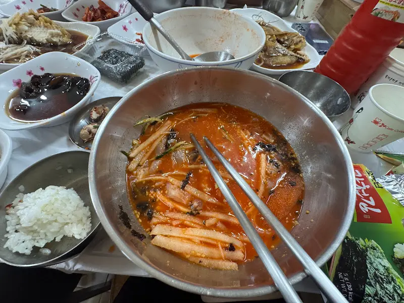 매콤한 양념이 입맛을 돋우는 골뱅이 소면