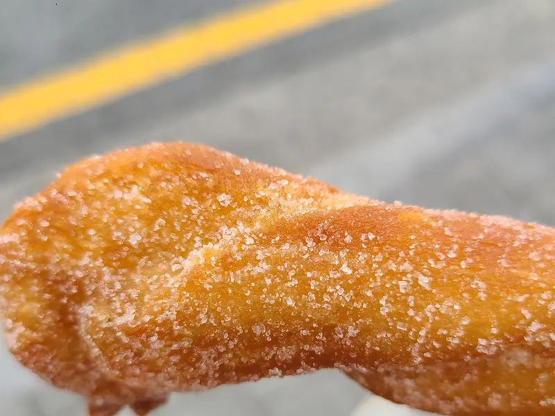 설탕 알갱이가 반짝이는 꽈배기