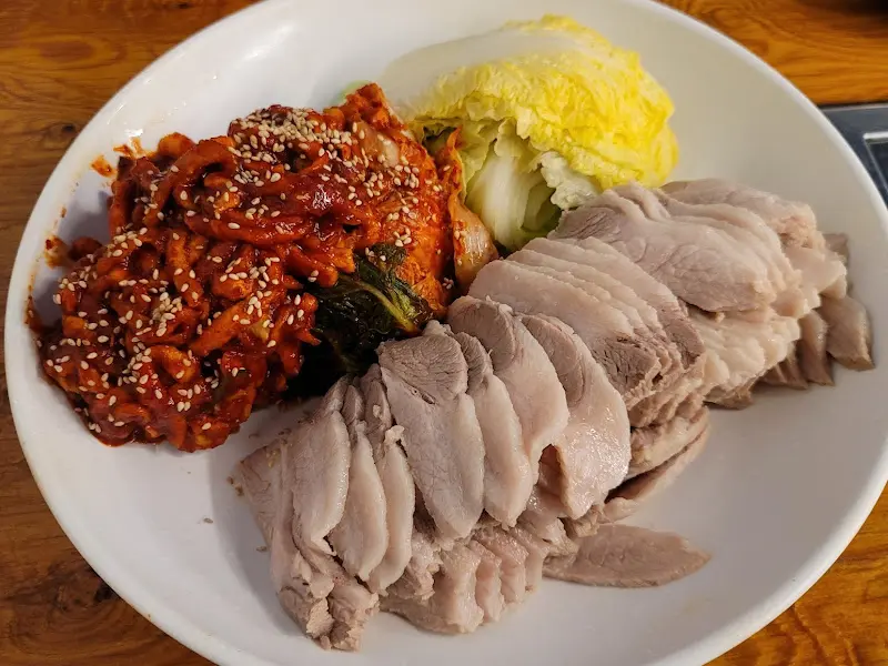 수육과 김치, 절임 배추가 담긴 접시