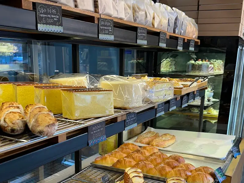 다양한 빵들이 진열된 쇼케이스