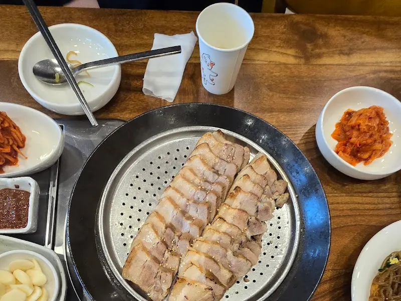 윤기가 흐르는 수육