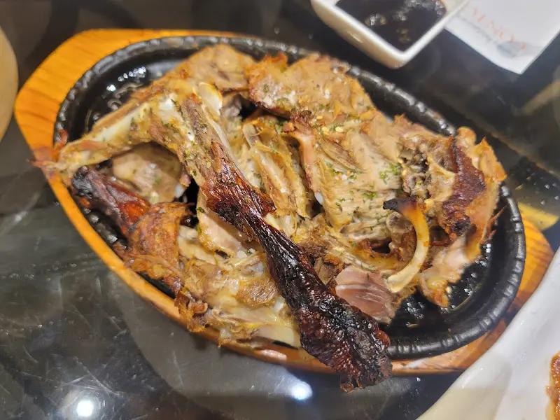 뜨거운 철판 위에서 지글거리는 Conto의 오리 뼈구이