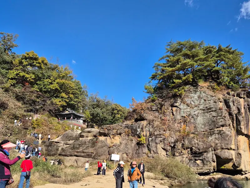 고석정과 주변 풍경