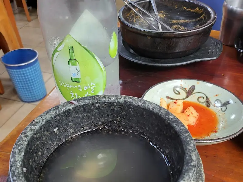 돌솥에 숭늉을 부어놓은 모습