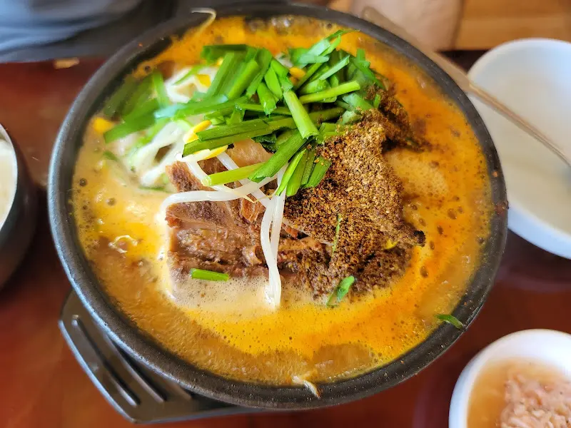 들깨가루와 고춧가루가 듬뿍 뿌려진 뼈해장국