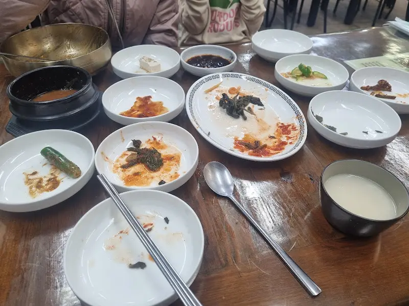 식사를 마친 후 깨끗하게 비워진 테이블