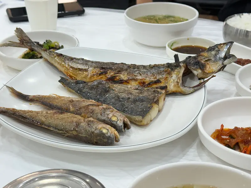 맛있는 생선구이와 반찬