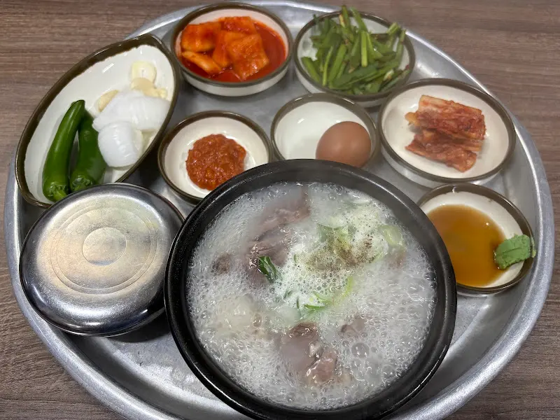 푸짐한 곰탕 한 상