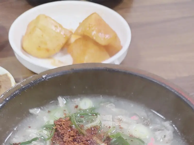 하동식당 국밥과 깍두기