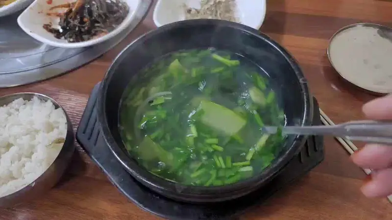 다슬기탕 한 상 차림