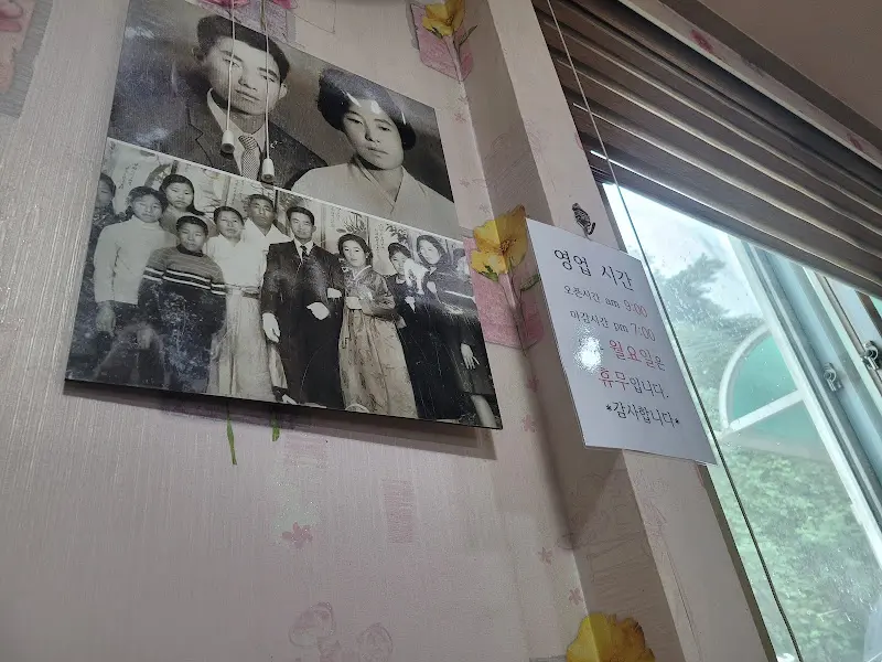 식당 내부의 흑백사진