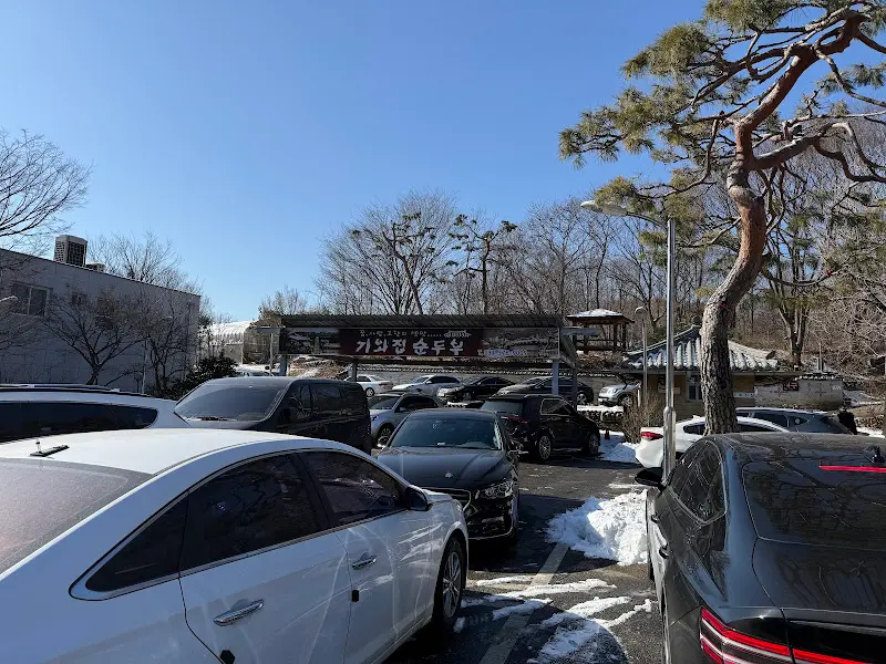 넓은 주차장의 모습
