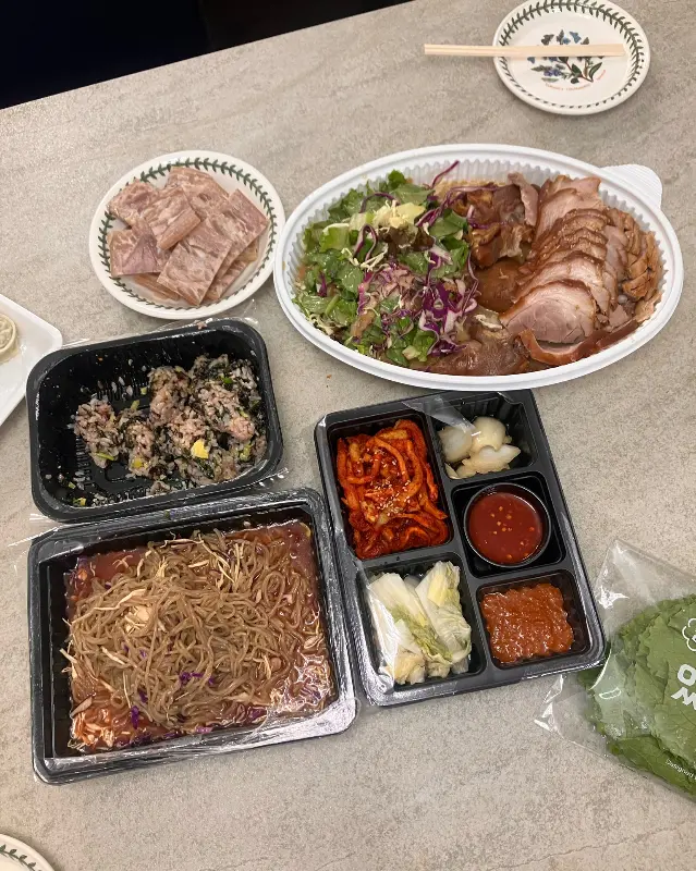 푸짐한 족발 한 상 차림