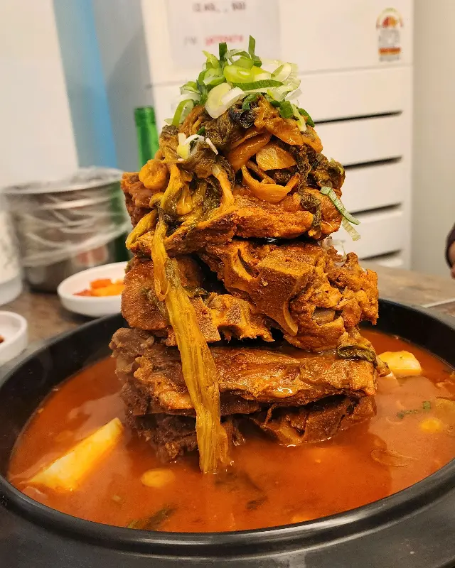 높게 쌓아올린 감자탕