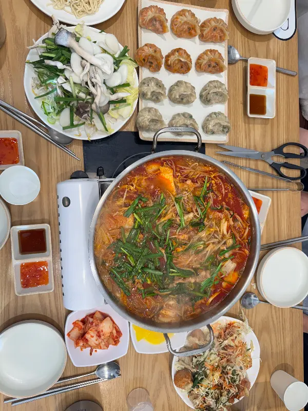 푸짐한 만두전골 한 상