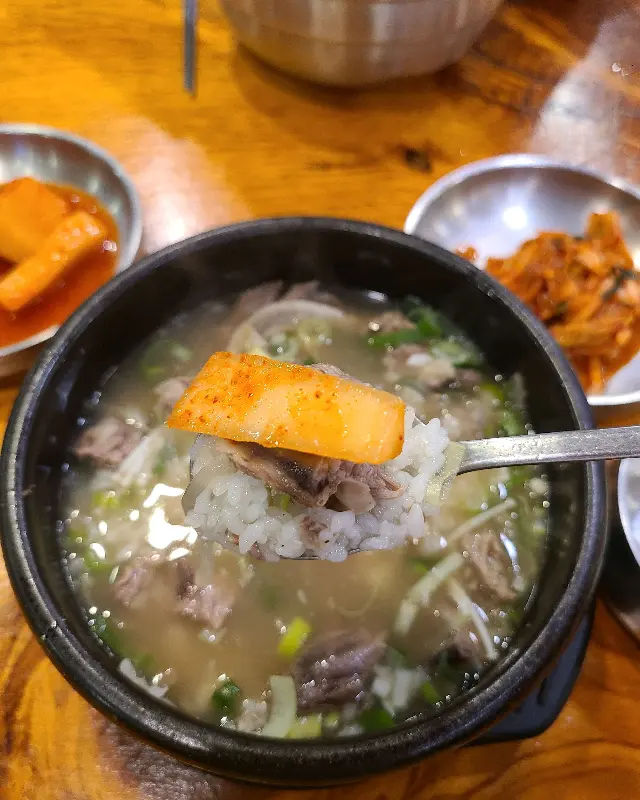 깍두기를 얹은 밥