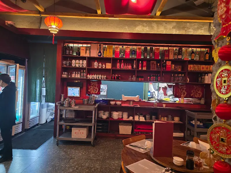 다양한 술이 진열된 모습