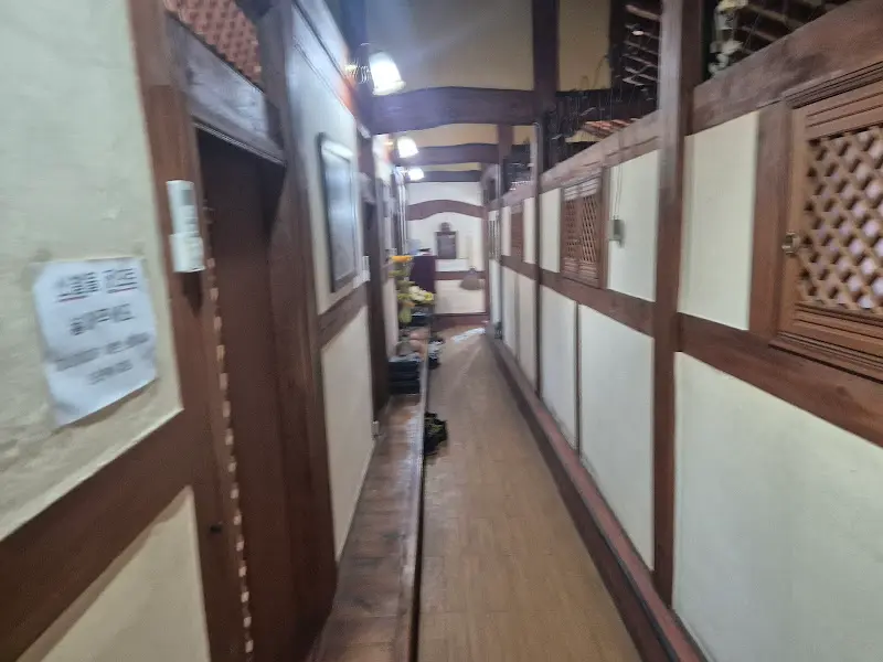 청학산 식당 내부 복도