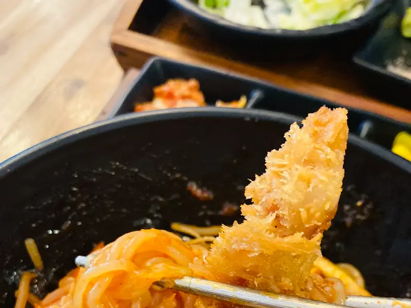 돈까스 쫄면 한 젓가락