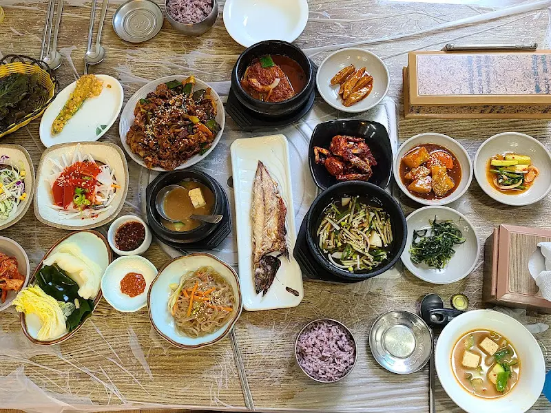 한상 가득 차려진 음식