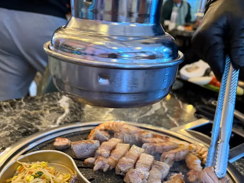 고기를 굽는 모습