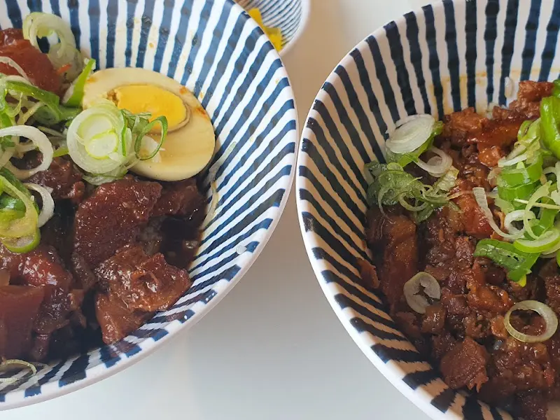 마라 장조림 덮밥과 또 다른 덮밥