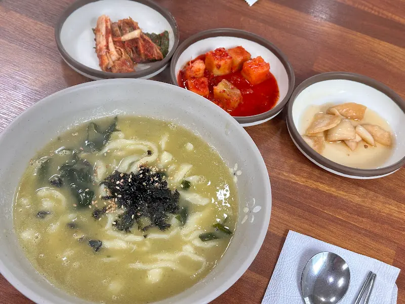 보말칼국수와 반찬