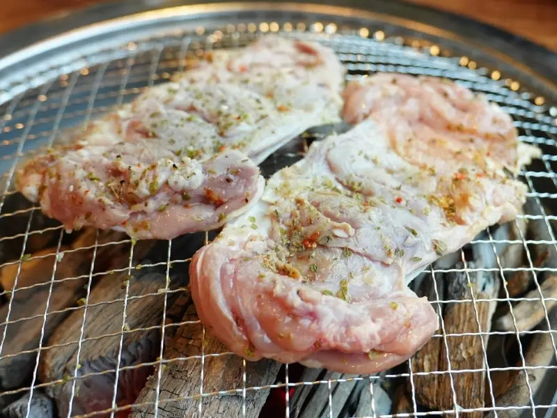 숯불에 구워지는 닭갈비