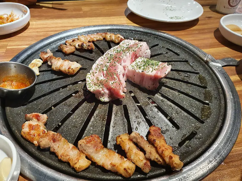 불판 가득한 삼겹살