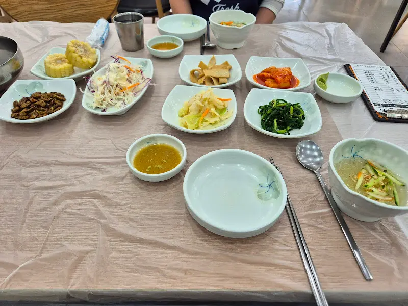 포미아구찜 밑반찬 전체샷