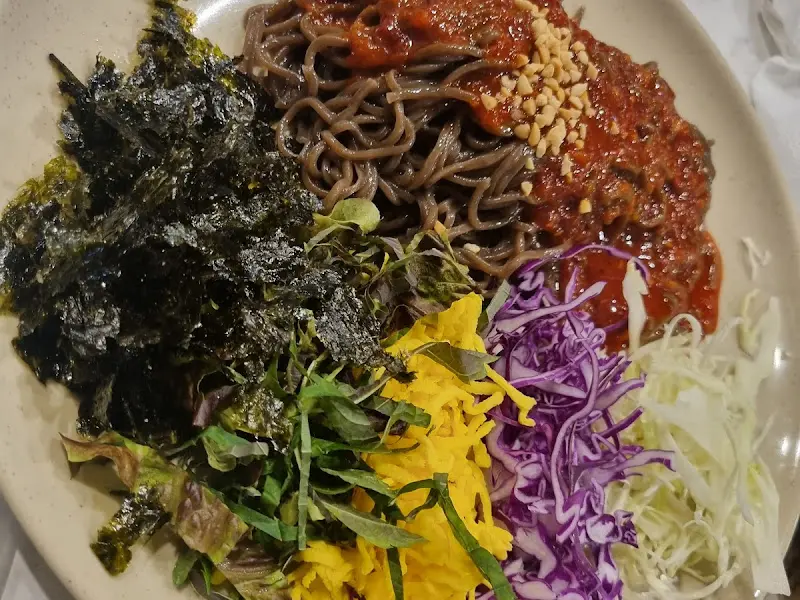 푸짐한 쟁반 막국수