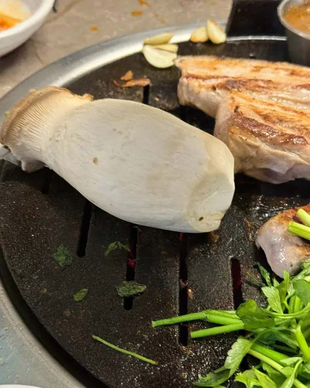 불판 위의 오겹살과 새송이버섯