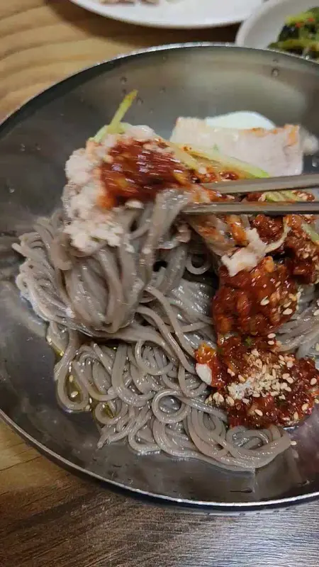 젓가락으로 들어올린 막국수