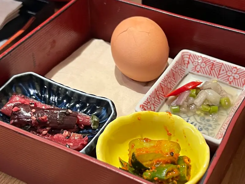 스테이크 덮밥과 반찬