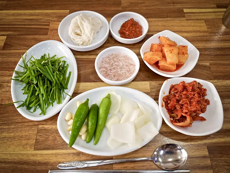 수영 돼지국밥 기본 반찬 세팅