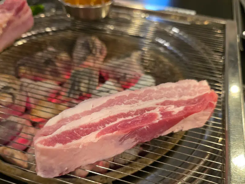 숯불 위에서 익어가는 삼겹살